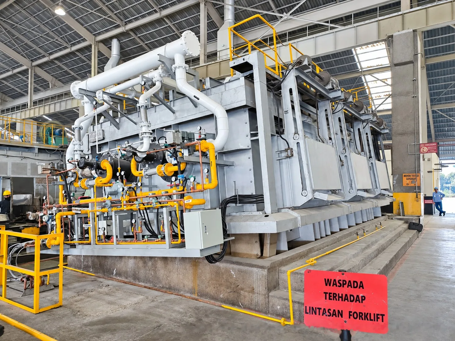 Aluminium reverberatory furnace with burner and gas train installed in a plant